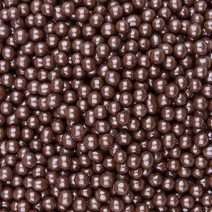 Close up of 55% cacao Chocoladeparels om te bakken by Valrhona