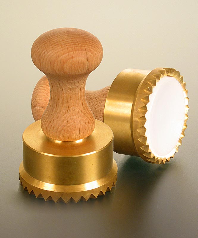 Raviolisnijder van hout en messing, een rond stuk met een gekartelde rand van 65 mm