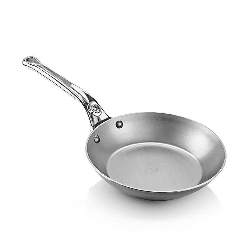 A close-up image of the deBUYER Mineral B Element Pro koekenpan, 20cm (568020), showcasing its durable construction and non-stick surface