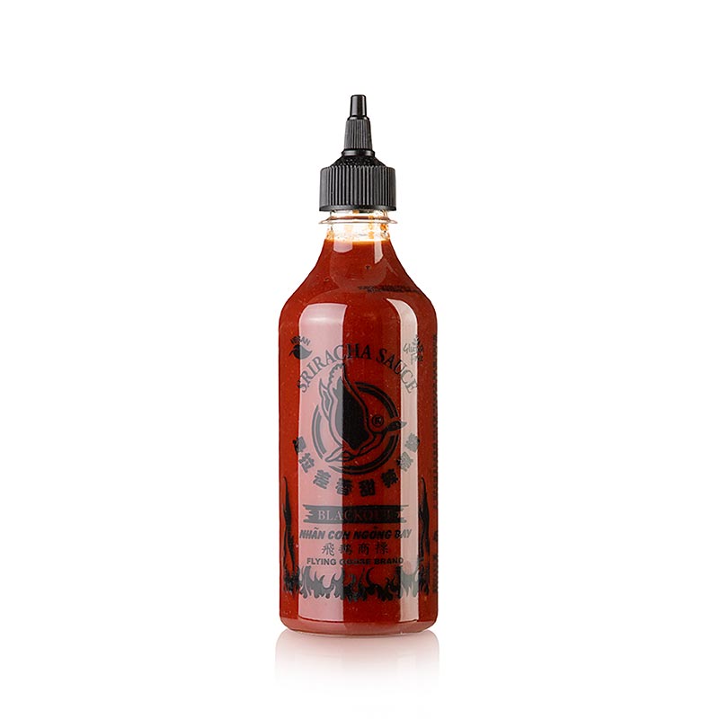 Chilisaus - Sriracha, brutaal heet, Blackout, Flying Goose, 455 ml Een pittige en kruidige saus in een zwarte fles met rode etiket